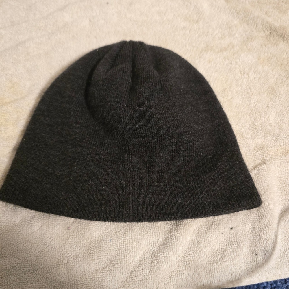 Calvin Klein Beanie Mens OS Charcoal Gray Metal Logo Knit Skull Cap Hat - Picture 2 of 3
